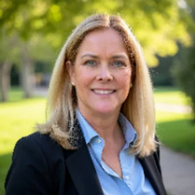 Ms Kelly Smith