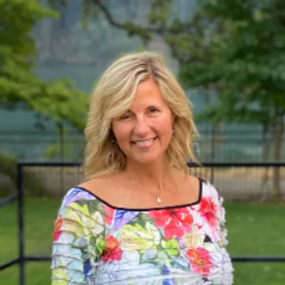 Ms Stephanie Oliver